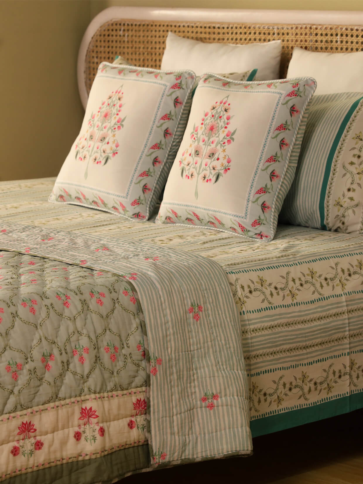 Firdaus Bedding Set (Bedsheet + King Size quilt)