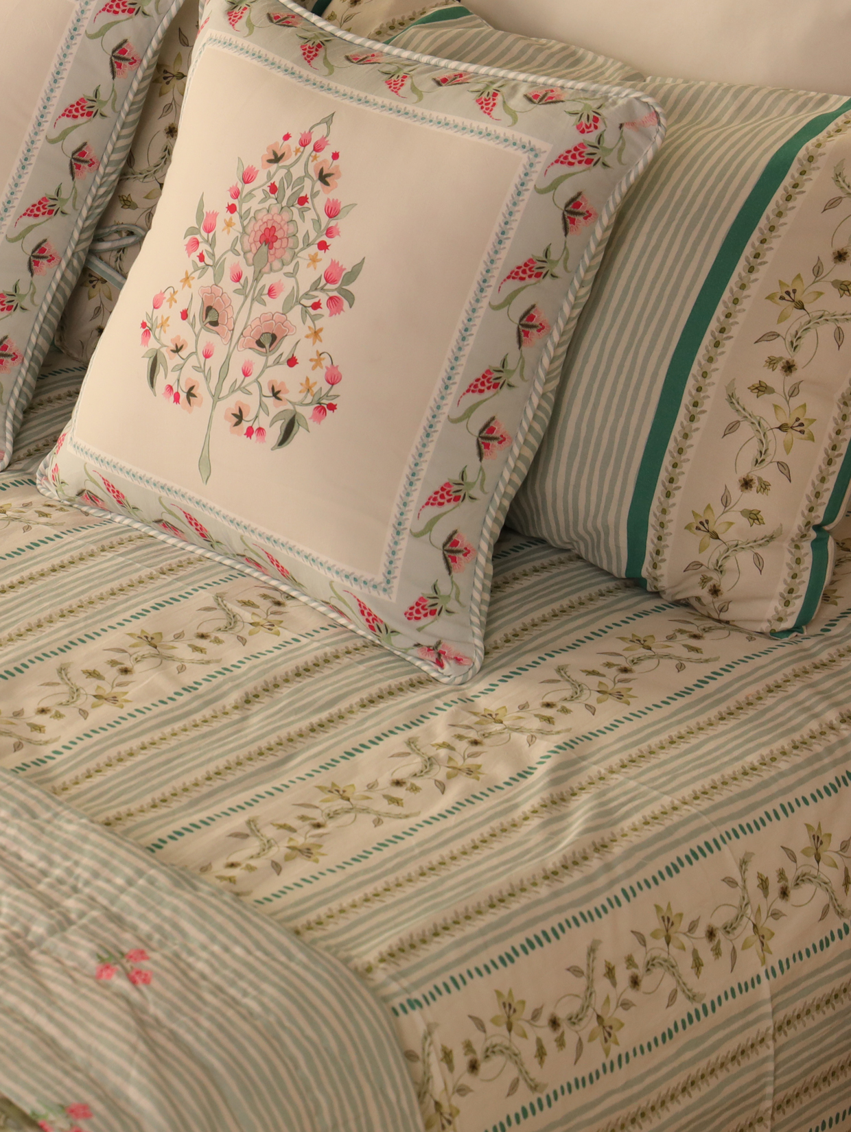 Firdaus Bedding Set (Bedsheet + Cushions)