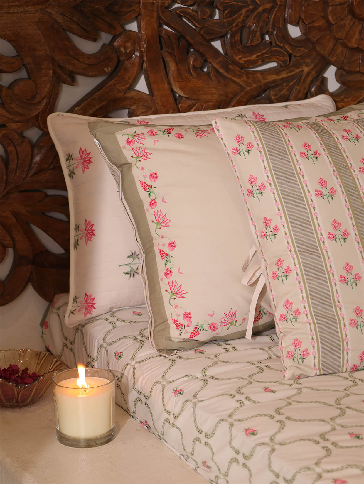 Zauk Bedding Set (Bedsheet + Cushions)