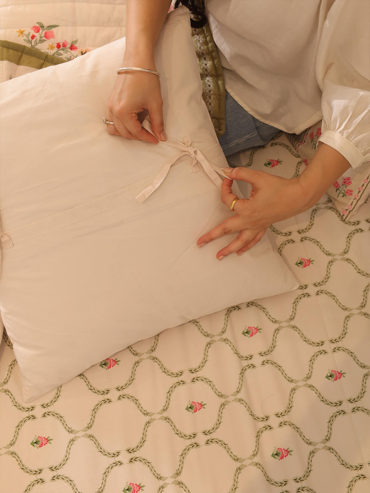 Zauk Bedding Set (Bedsheet + Cushions)